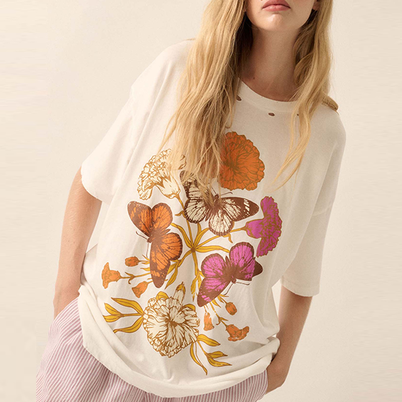 hongfeng’s woman white t-shirt provides a simple, elegant look for all occasions.